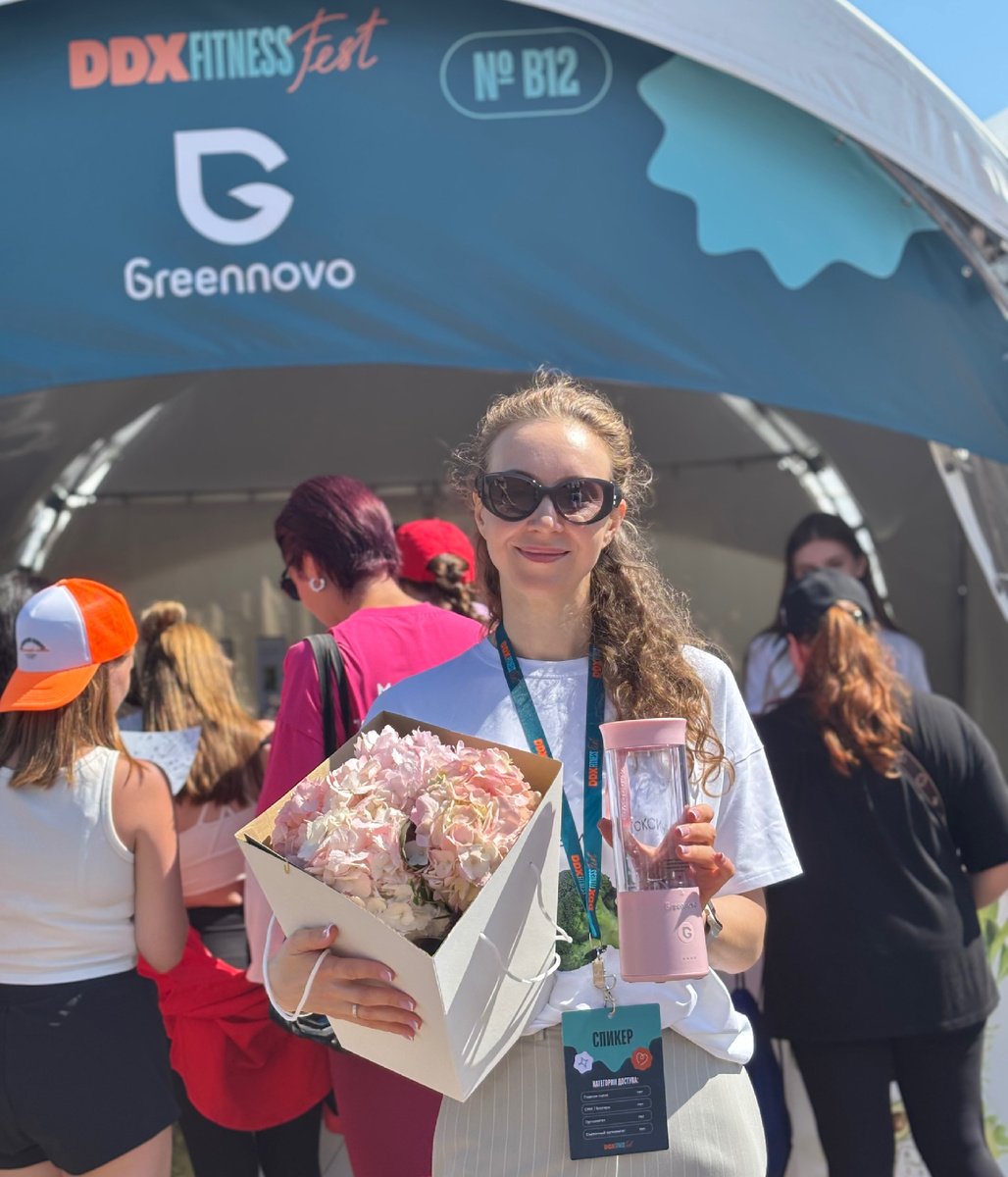 Основатель бренда - Евгения Зиновская рядом с нашим стендом на DDX Fitness Fest