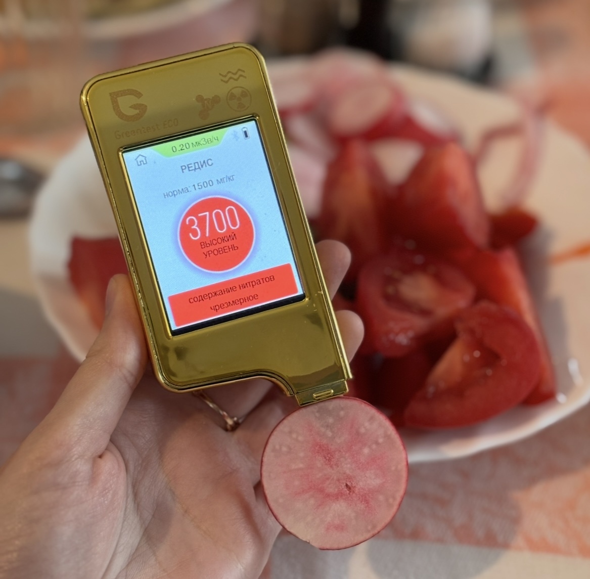Нитратомер показывает превышение нитратов на редисе