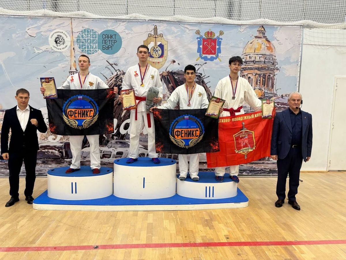 Первое место Алмаз, второе и третье Феникс, так же на 3-м боец из клуба Отвага, который так же есть в нашем рейтинге ТОП-5 клубов рукопашного боя в СПб.