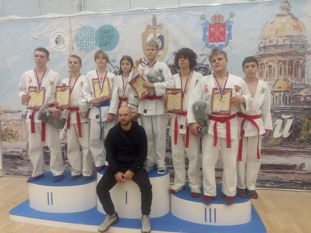 Команда клуба рукопашного боя Алмаз, набравшая больше всех чемпионов Санкт-Петербурга.