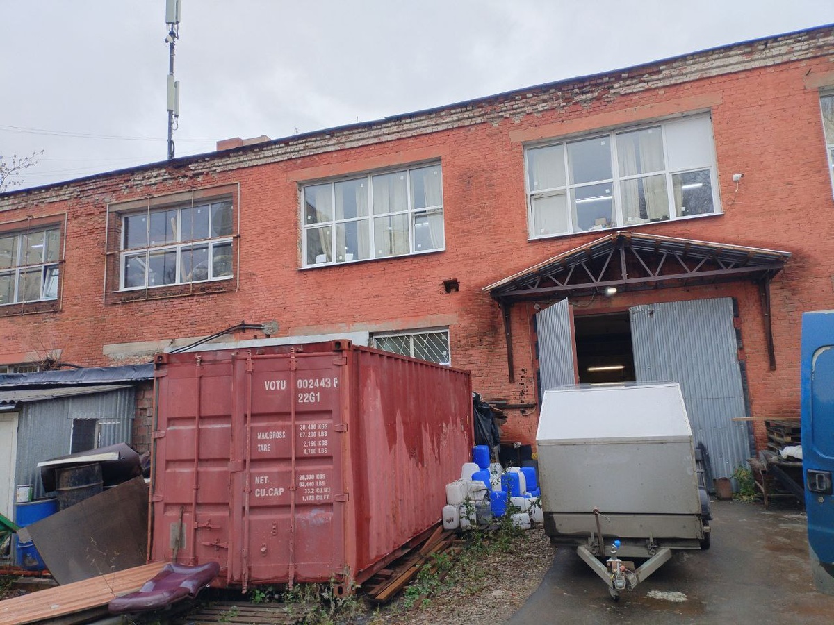 Цех стремно выглядит на входе. Но внутри много станков и оборудования