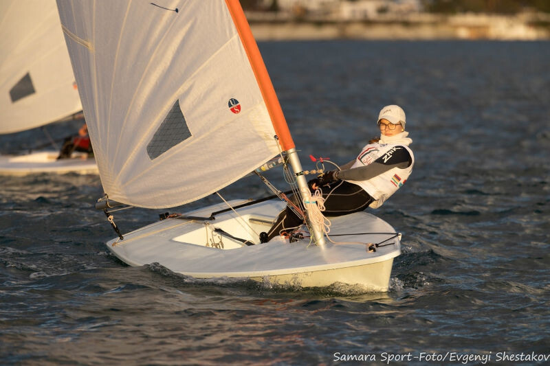    Александра Ломакина под парусом (фото Евгения Шестакова)