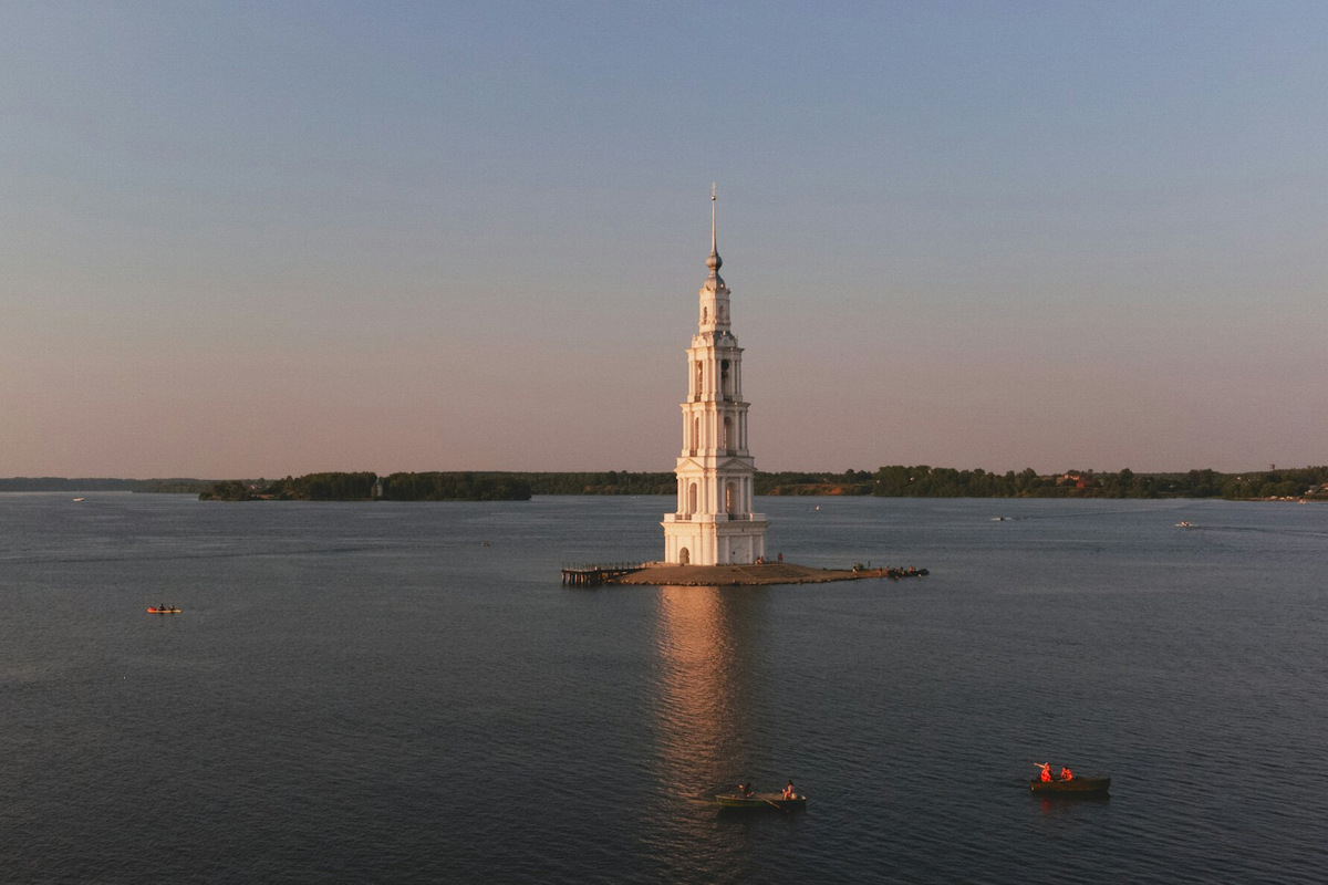 Высота колокольни — 74 метра, то есть, по сути, из воды выросла 25-этажка — вот такая колокольня на самом деле большая. Фото: Anton Tyagniy / Unsplash