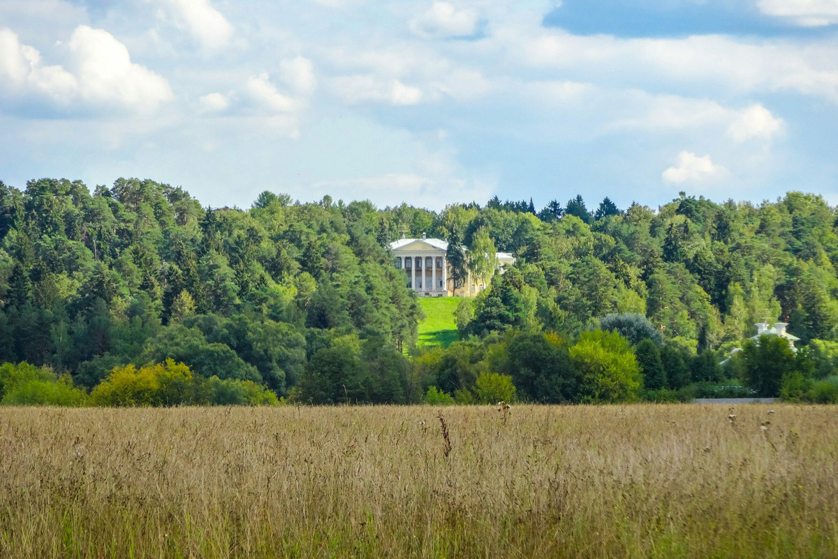 В окрестностях Звенигорода много усадеб прошлых столетий, например дворцово-парковый ансамбль Введенское, где сейчас находится санаторий. Фото: Nikolai Kolosov / Unsplash