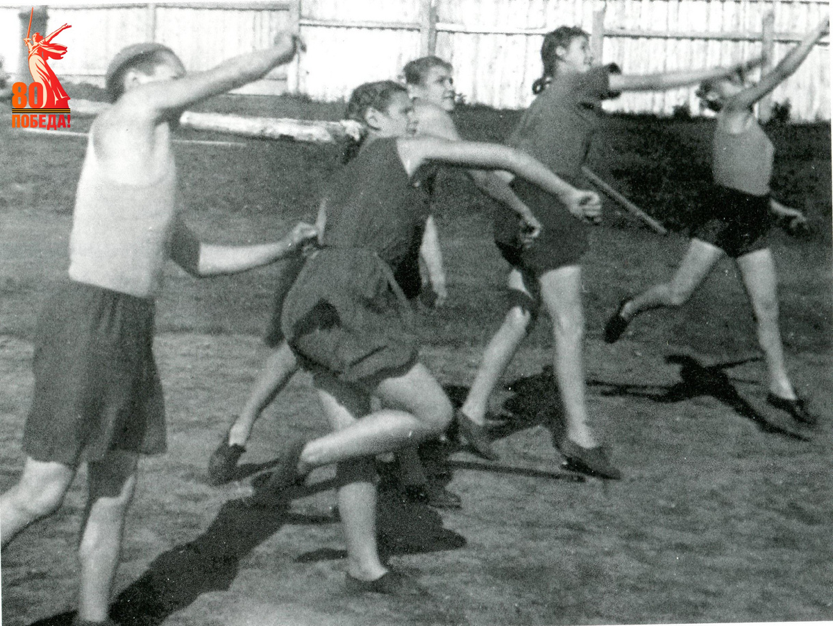 Занятия по метанию гранаты. 1941‒1945 годы. Фото из открытых интернет-источников