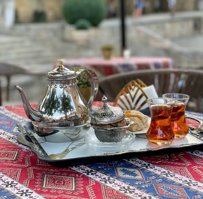 Так подают чай в Дербенте, в армудах и со сладостями