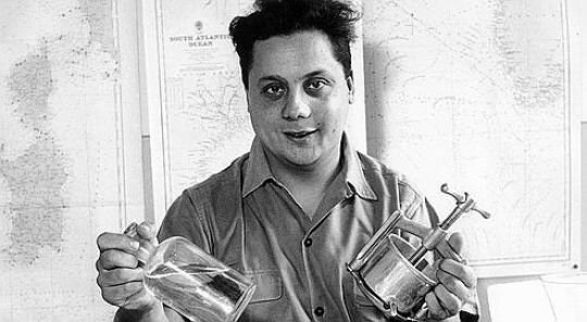 Ален Бомбар с ручным прессом для отжима рыбы