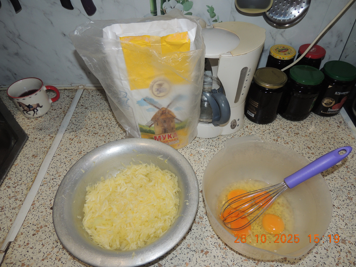 Кабачок натереть на крупной терке, посолить и оставить.