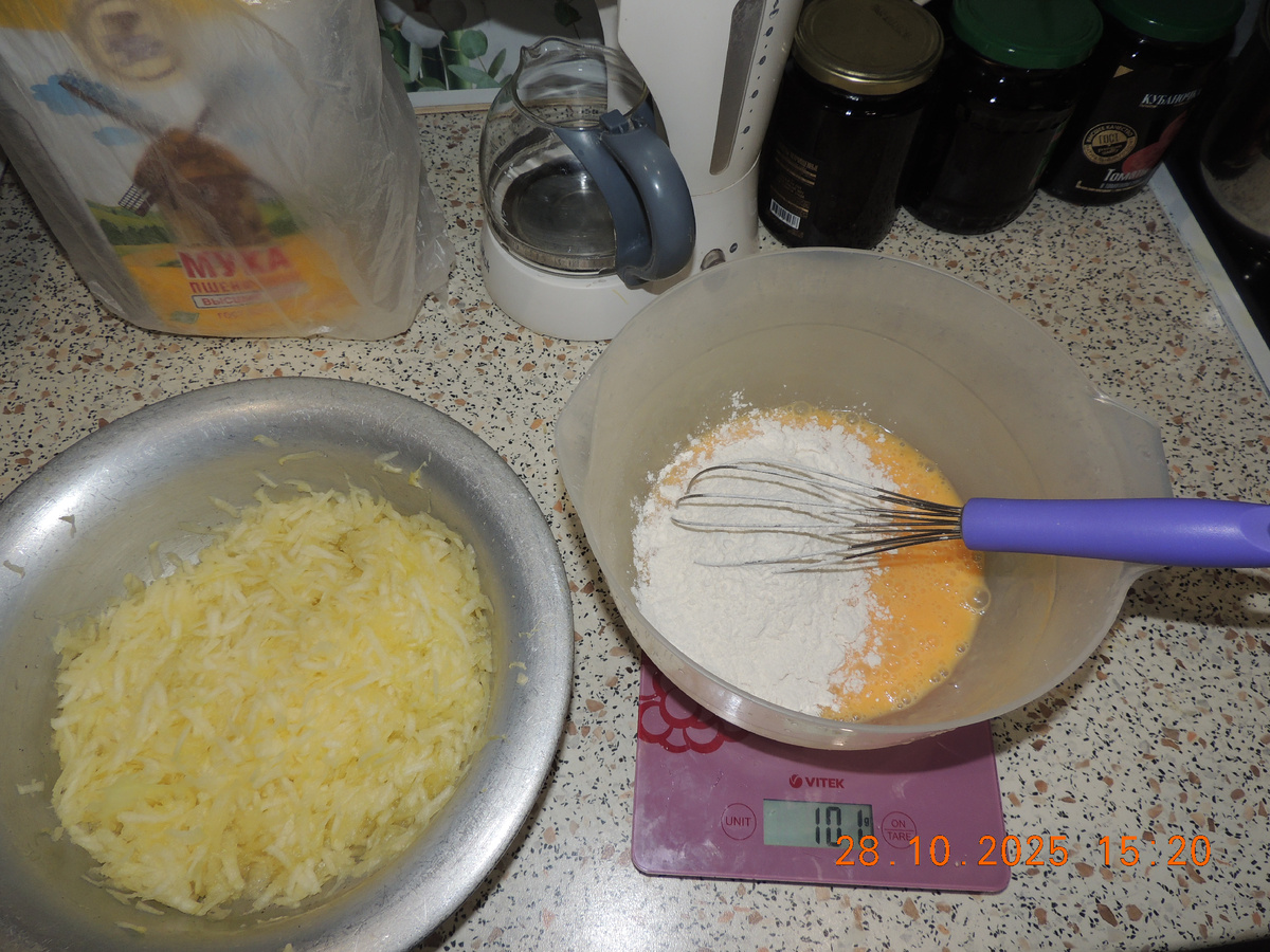 В яйца добавить муку