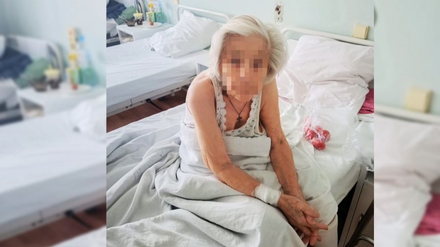 Сейчас пожилая женщина восстанавливается после операции по замене сустава