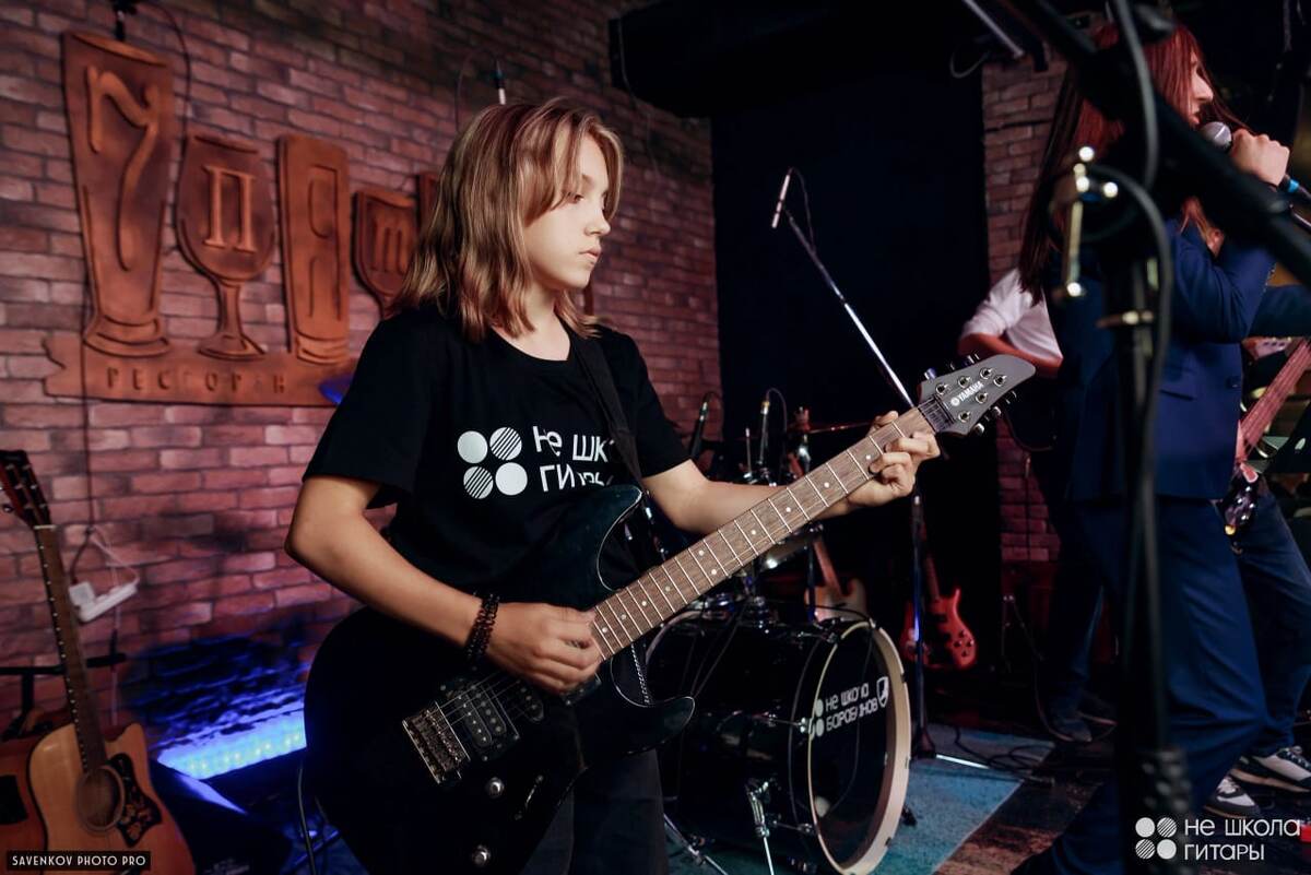 Лилиана на концерте своей гитарной школы.