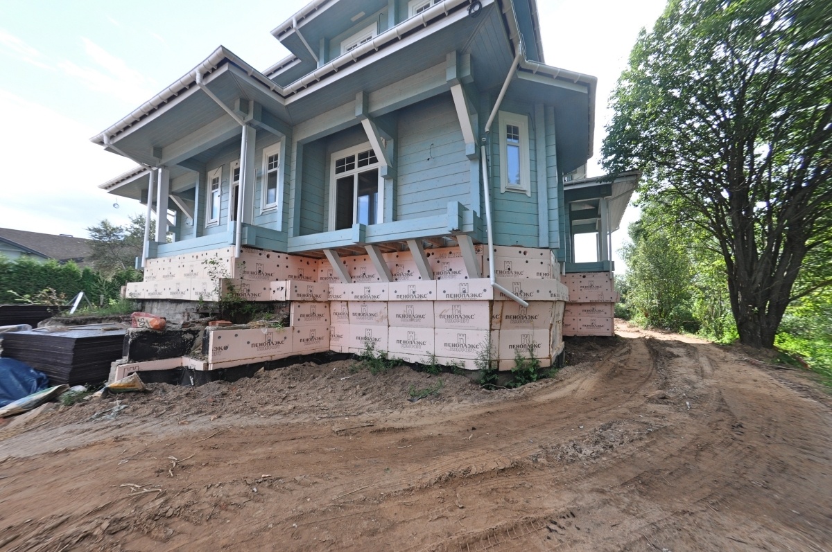 Дом после гидроизоляционных и дренажных работ.