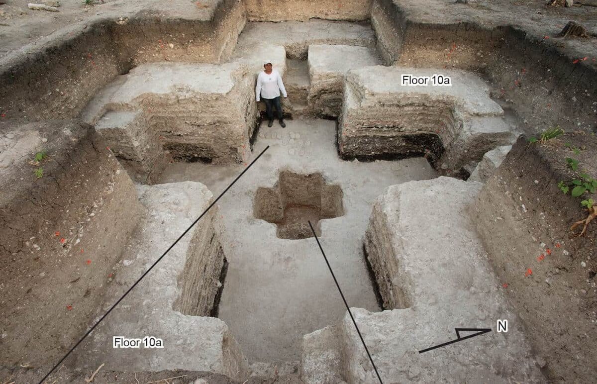 
Крестообразные яма и тайник с ритуальными предметами, найденные на территории Агуада-Феникс, вид с востока / © Takeshi Inomata et. al / Science Advances (2025)