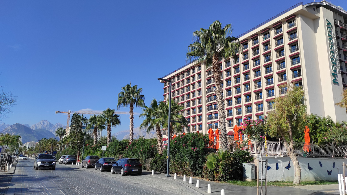 Улица с видом на горы. Фото: Кирилл Полиенко/Polienko: путешествуем вдвоём