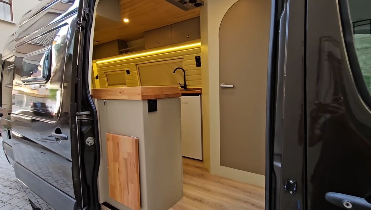 Кухня с коммуникациямиКухня с коммуникациями.