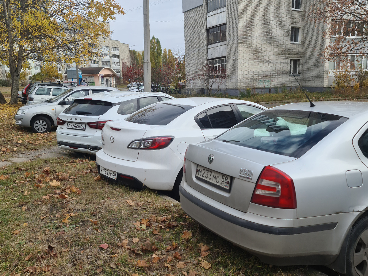 Сколько этих машин то развелось боже мой, а зачем их столько. А потом на праздники вечно длинные, жуткие пробки везде и всюду. Что и думаешь, лучше недалеко от дома доехать в ближайшие магазины и быть счастливыми чем вся фыркающая планета