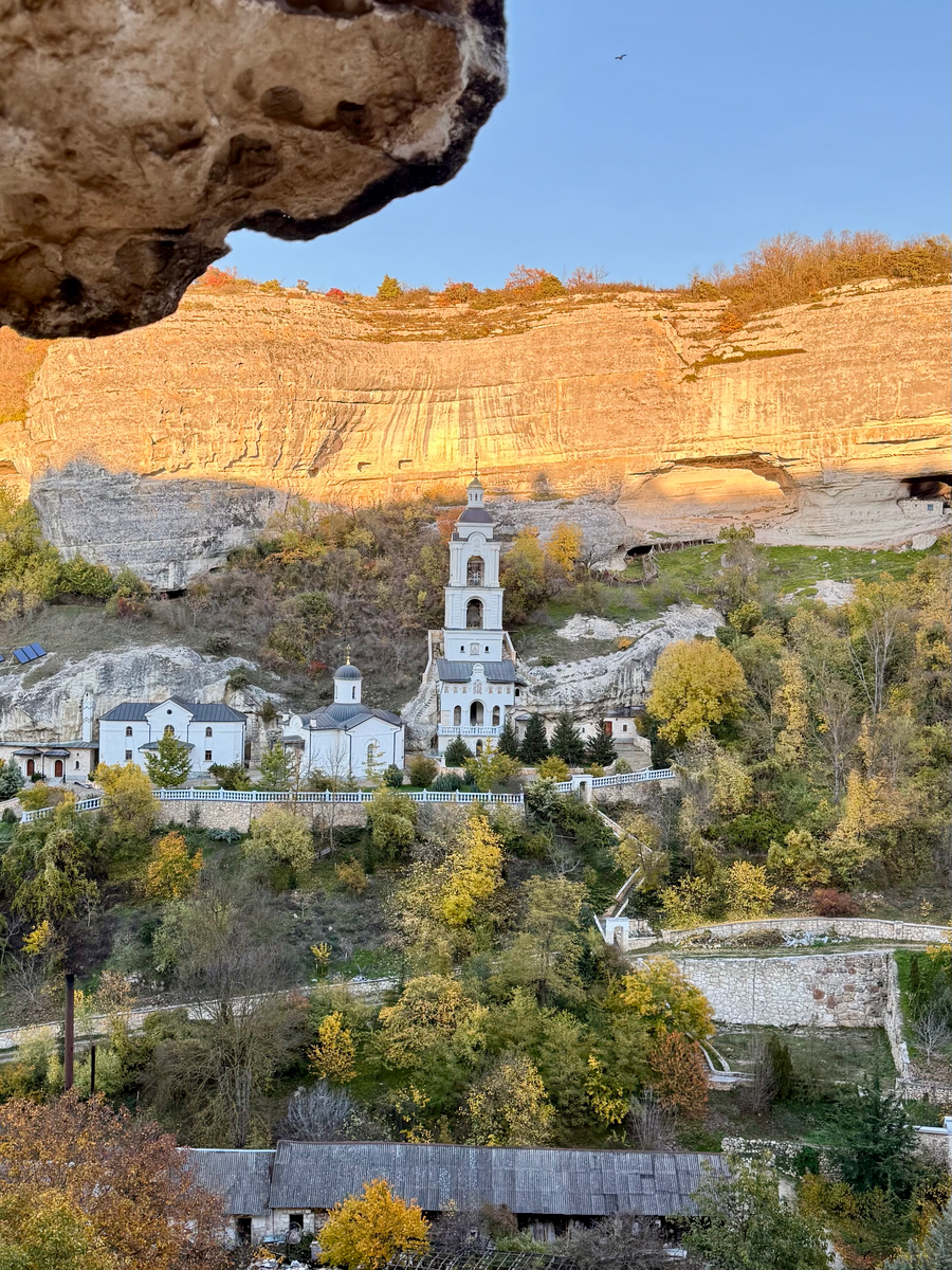 вид на Свято-Успенский мужской монастрь