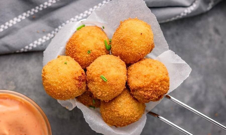 Сырные шарики с зеленью и чесноком — нежная закуска, которая всегда к месту