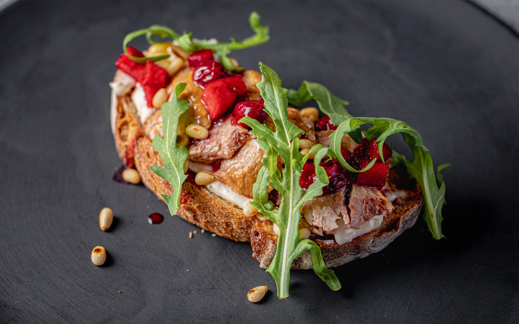 Брускетта с уткой