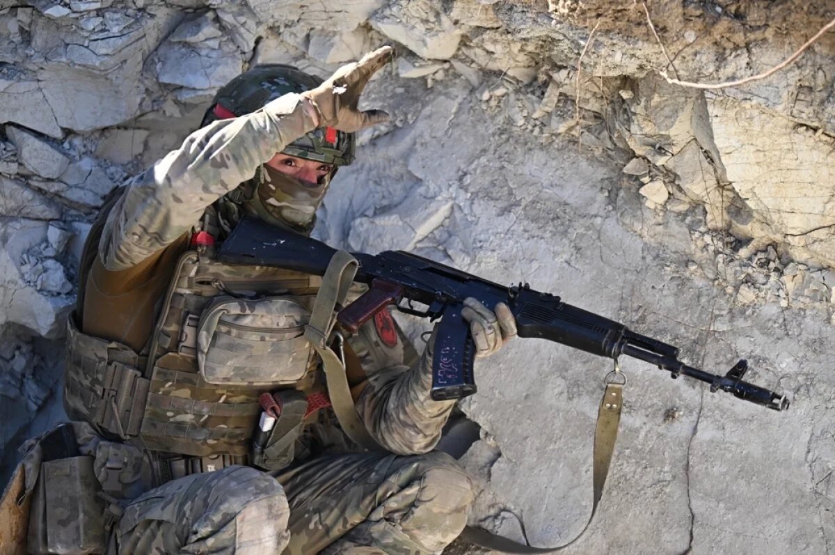    Штурмовые группы ВС РФ в последние дни сумели продвинуться вглубь обороны ВСУ почти на полкилометра