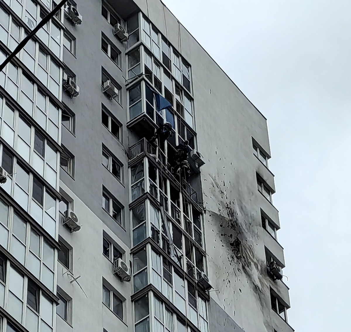 Наш дом, пострадало несколько квартир на высоких этажах