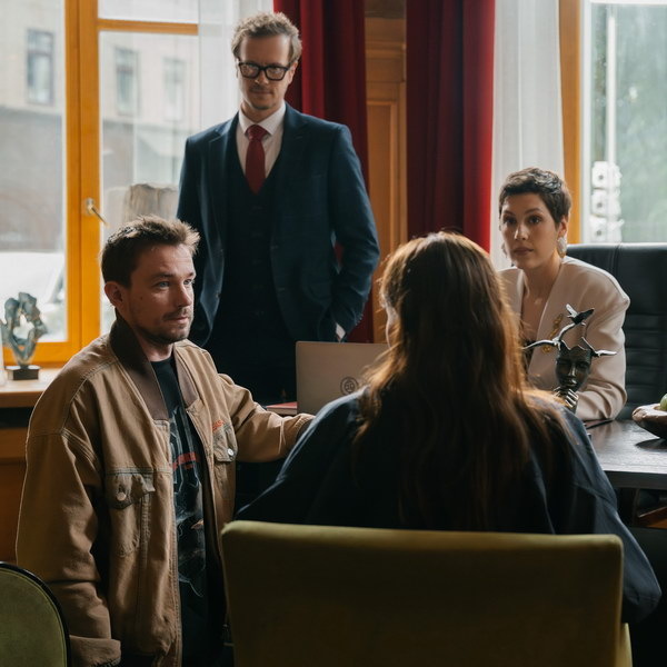     Александр Петров и Юлия Хлынина становятся участниками странной психотерапии в комедии «Комментируй это»