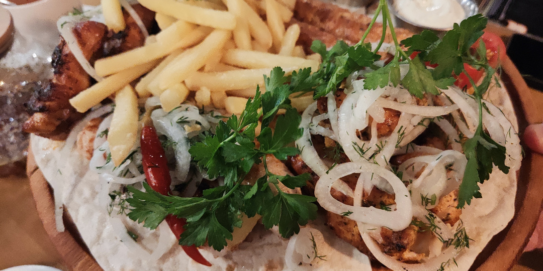 Гриль-бар "Гараж" в Евпатории. Где найти идеальное гриль-меню и уютную атмосферу?