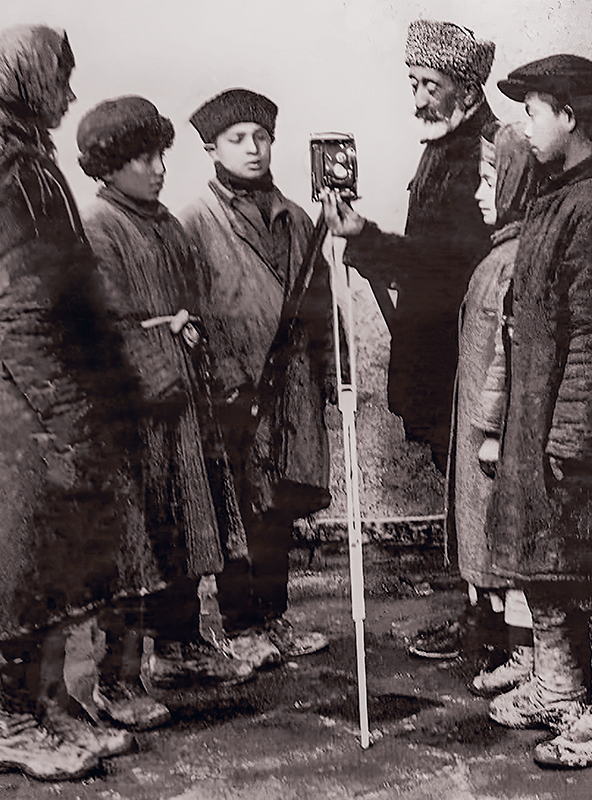 Первый кинематографист Центральной Азии Худойберген Девонов (третий справа)