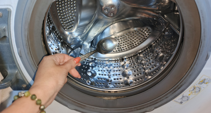    Кладу 1 ложку в стиральную машину при каждой стирке: незаменимый лайфхак - никакого колдовства, только наука