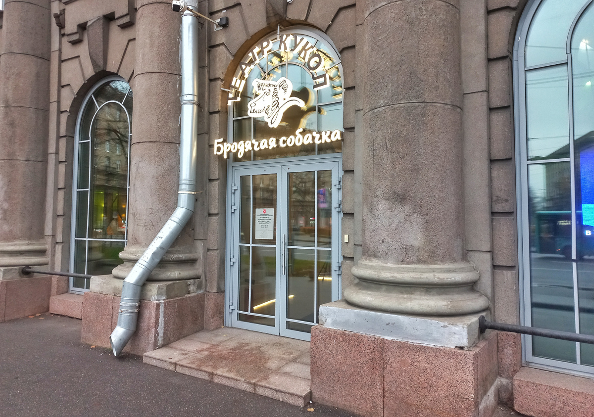 Вход на новую сцену прямо с Комсомольской площади