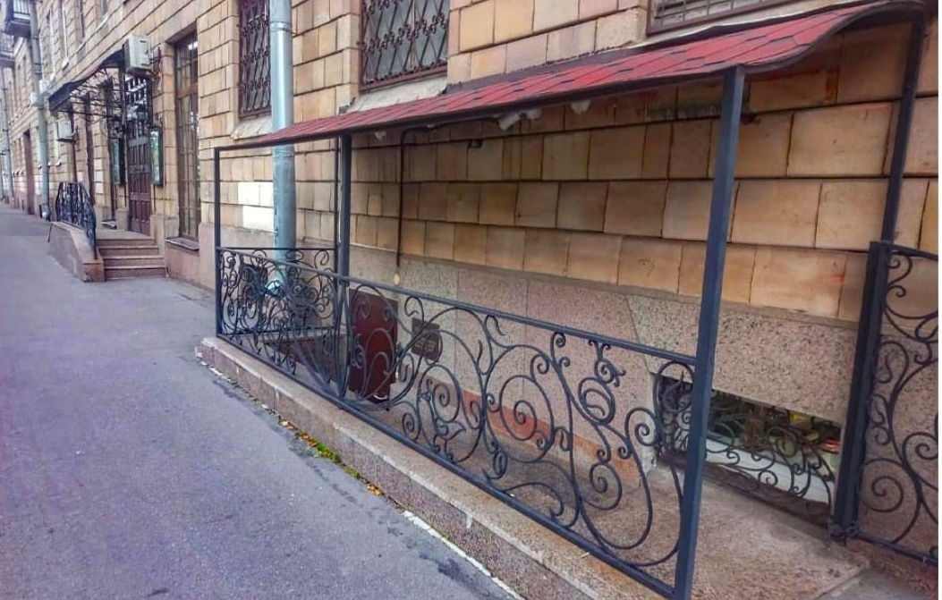 Вход на старую сцену с улицы Зенитчиков, через цокольный этаж 