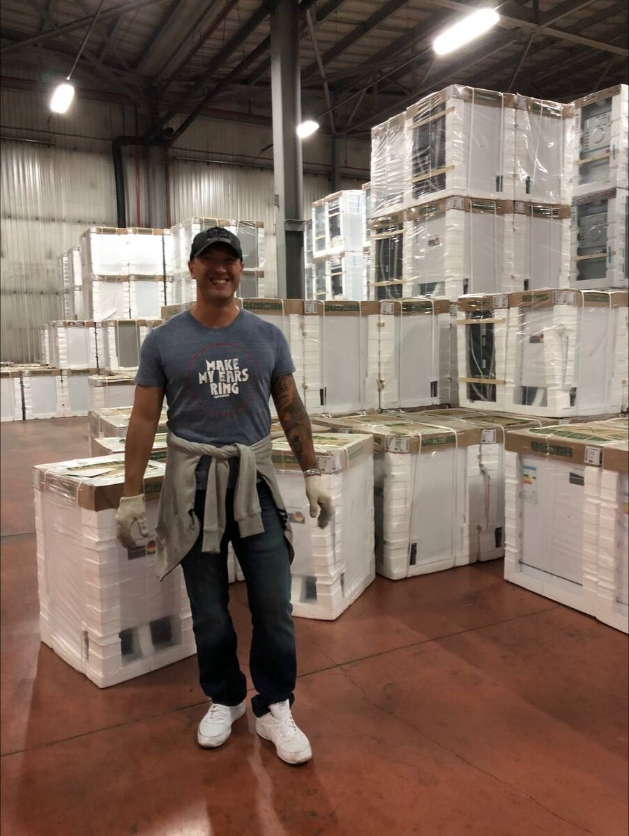 Как выглядит топ-менеджер международной корпорации)) В компании - жопа. Я лично провожу инвентаризацию, чтобы оценить масштабы бедствия