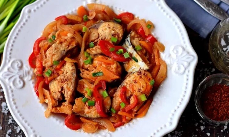 Сочная скумбрия с овощами