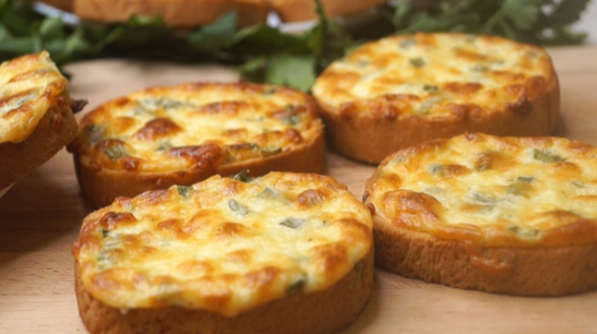 Беру батон (в идеале черствый), намазываю намазкой и в духовку: Включил — через 15 минут уже завтракаешь...