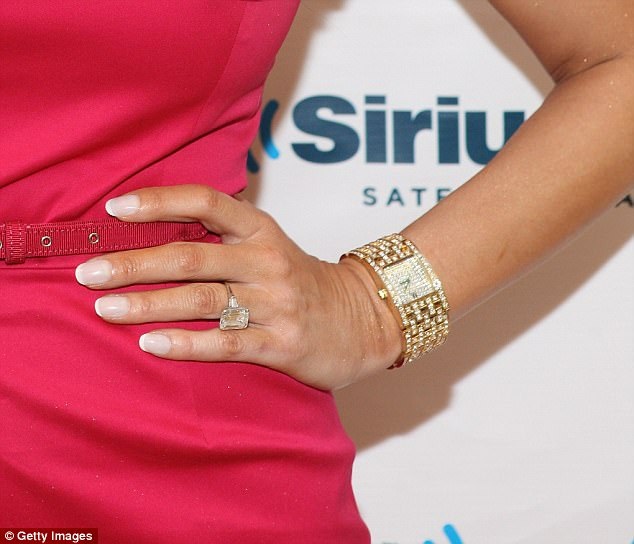 Тот самый обручальный бриллиант от Graff и часы собственного бренда Мелании Melania Timepieces & Jewelry. Источник фото: dailymail.co.uk