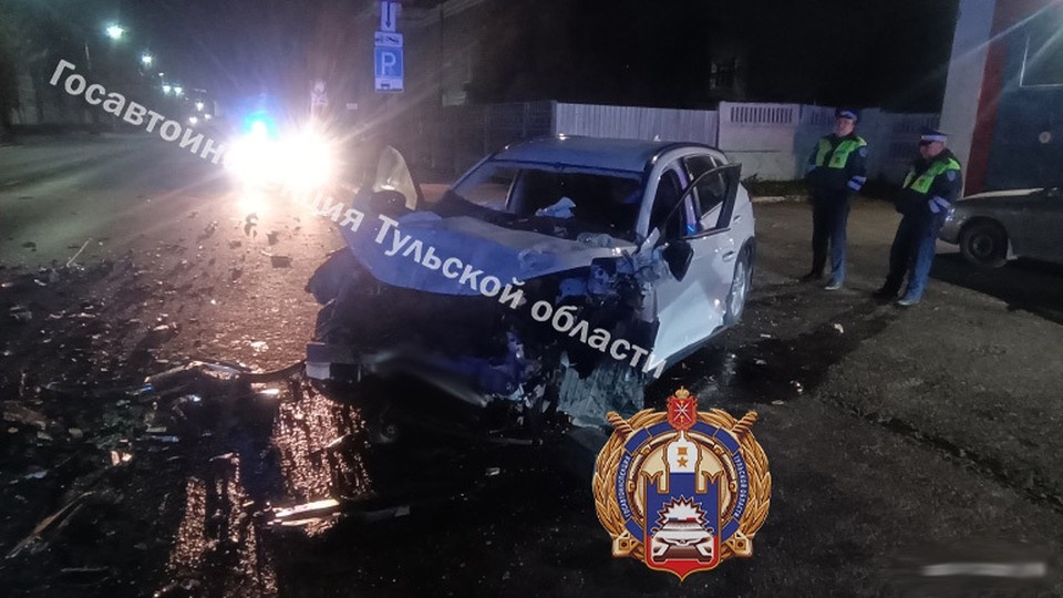    Двух человек госпитализировали в больницу после ДТП с фурой на улице Мосина в Туле. материалы пресс-служб