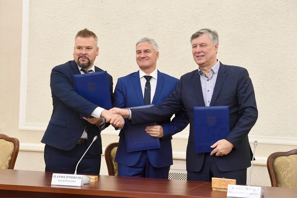    Илья Косенков, Артур Парфенчиков и Александр Сафронов. Фото: "Республика" / Оксана Кудряшова