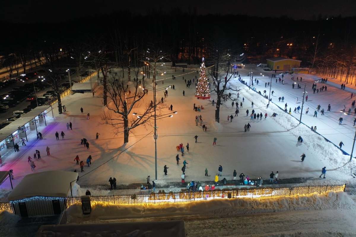 Планируете поездку в Измайловский парк Москва? Рассказываем, как не запутаться в аттракционах, где найти каток «Серебряный лёд» и как совместить прогулку с визитом в Кремль в Измайлово за один день.