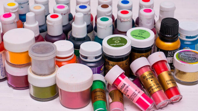 По типу растворимости все пищевые красители делятся на водорастворимые, жирорастворимые и универсальные. Каждый из них может выпускаться в разных формах — порошковой (сухой), жидкой, гелевой или пастообразной.