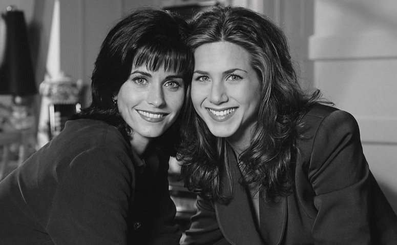 Кортни Кокс и Дженифер Энистон из сериала "Друзья"