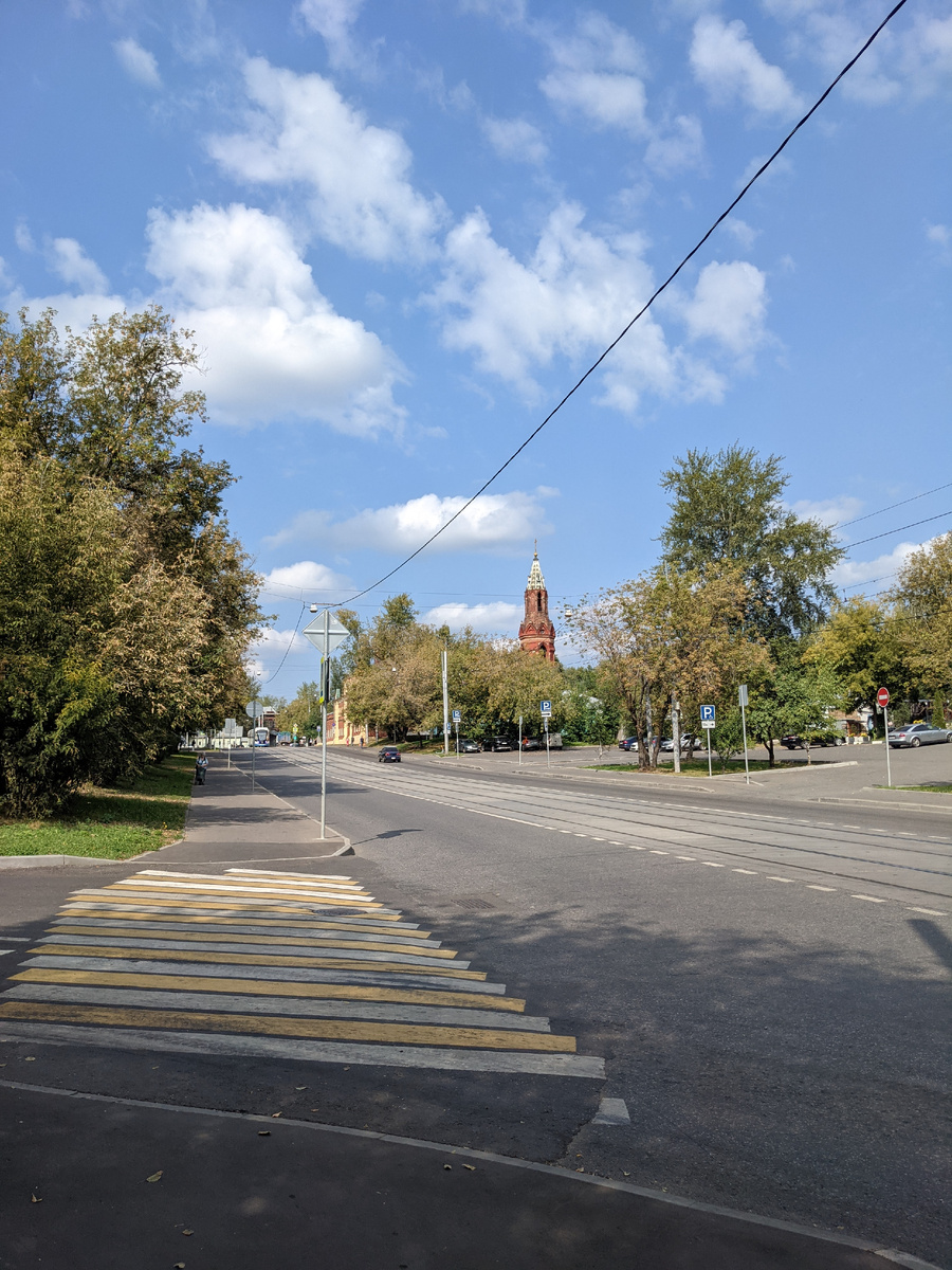 Недалеко от этого места, за спиной фотографа, под землёй, "пересекая" трамвайные пути, заключённая в подземный коллектор, протекает речка Хапиловка, о которой упоминает автор произведения.