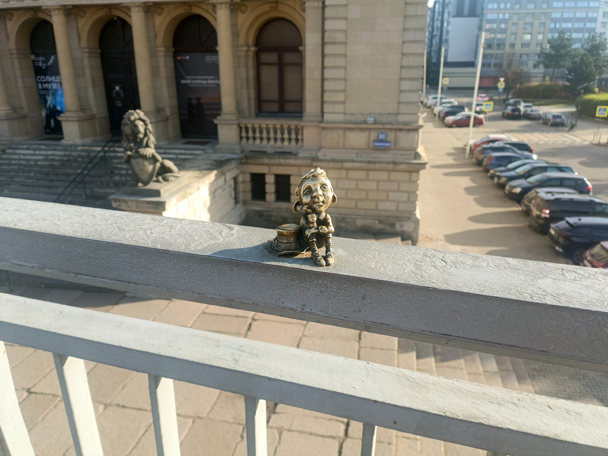 Этого парнишку так загладили, что он сияет на осеннем солнышке. Чего не скажешь о перилах на которые он присел.