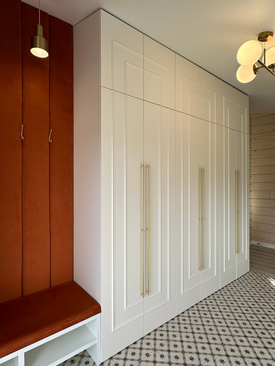 Подробнее о самом проекте:
. Корпус - ЛДСП «белый/дуб шамони темн.»
. Фасады - Тадж «кальцит»
. Фурнитура - Firmax
. Размер - 3740х600 Высота-2950мм
. Подсветка интегрированная - нейтральный
————————

Цена : 292.000₽