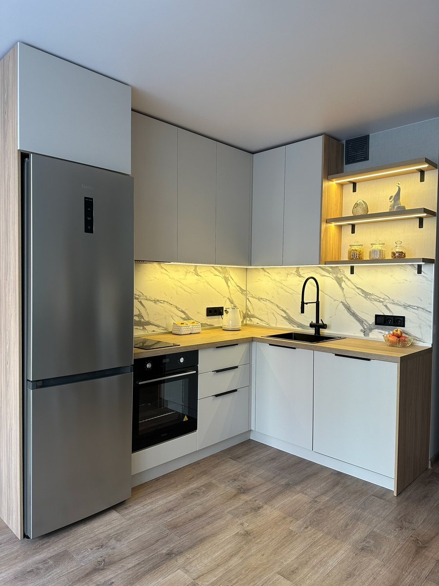 Подробнее о самом проекте:
. Корпус - ЛДСП «вяз швейцарский »
. Фасады - АМС «софт латте»
. Фурнитура - Firmax
. Подсветка интегрированная - нейтральный
. Размер - 2450х1777 Высота-2490мм

Цена : 288.700₽