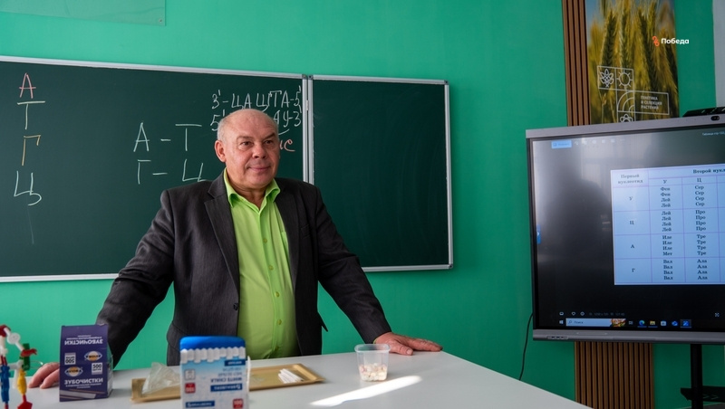    Николай Солдатенко проводит урок биологии в агроклассе Фото: Александр Скрыпник / / ИА «Победа26»