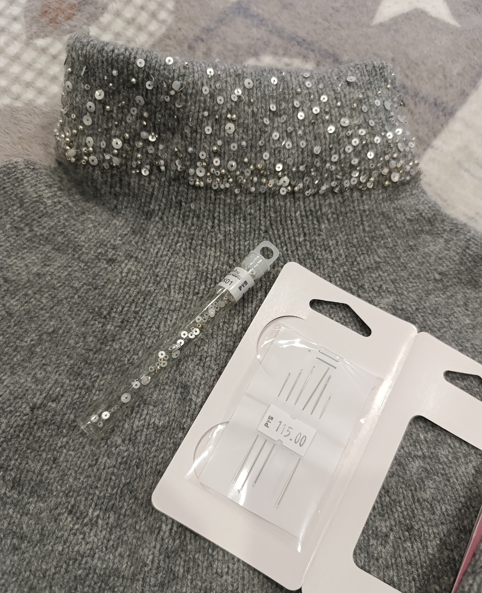 Прошло много лет, но иголки и набор бисера сохранились (в галерее 3 фото)