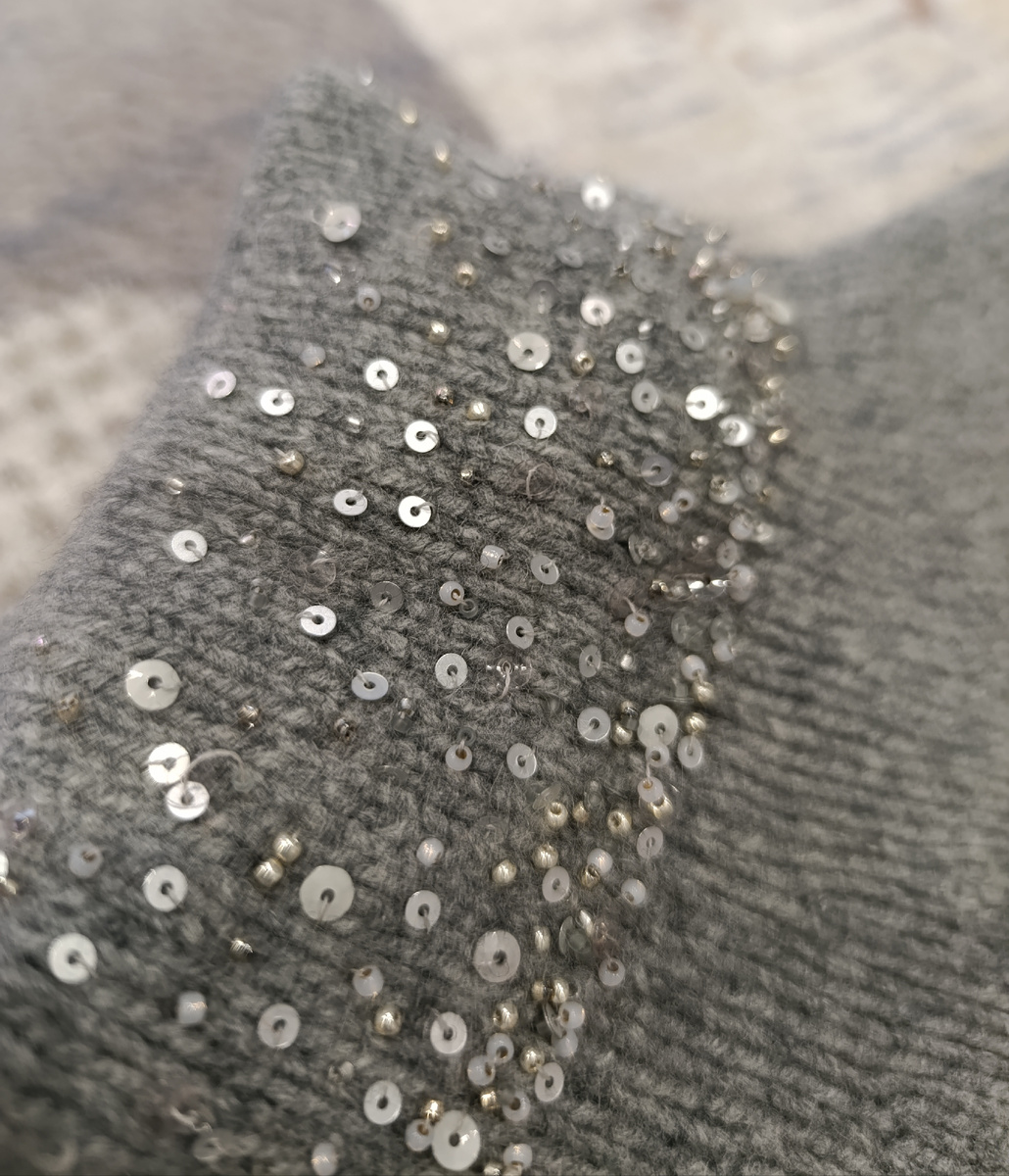 Вышивка пайетками и бисером крупный план