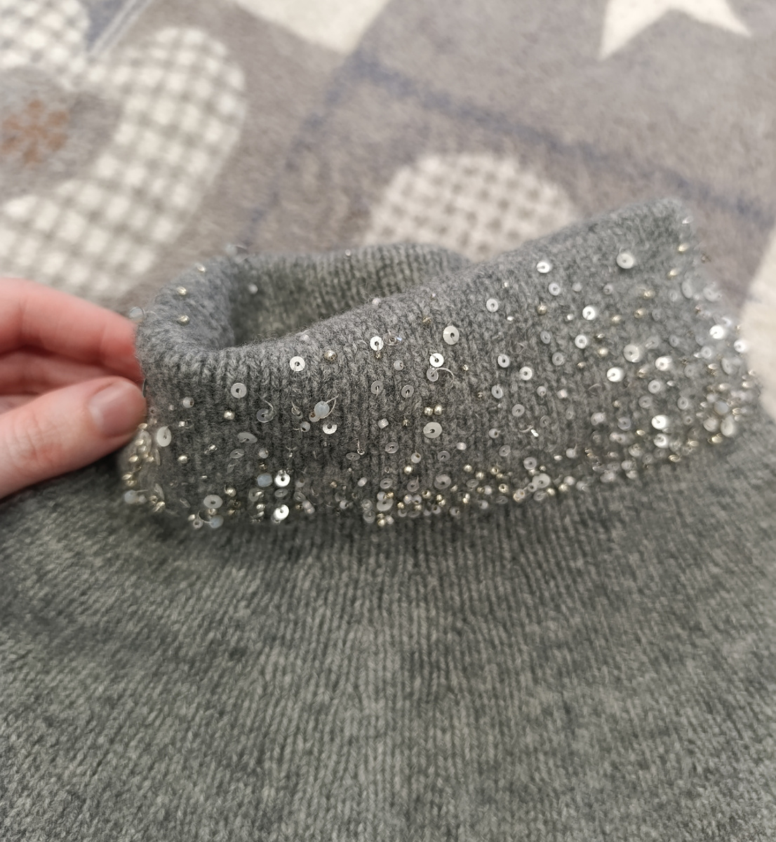 Все протяжки остались внутри, тк воротник с подгибом