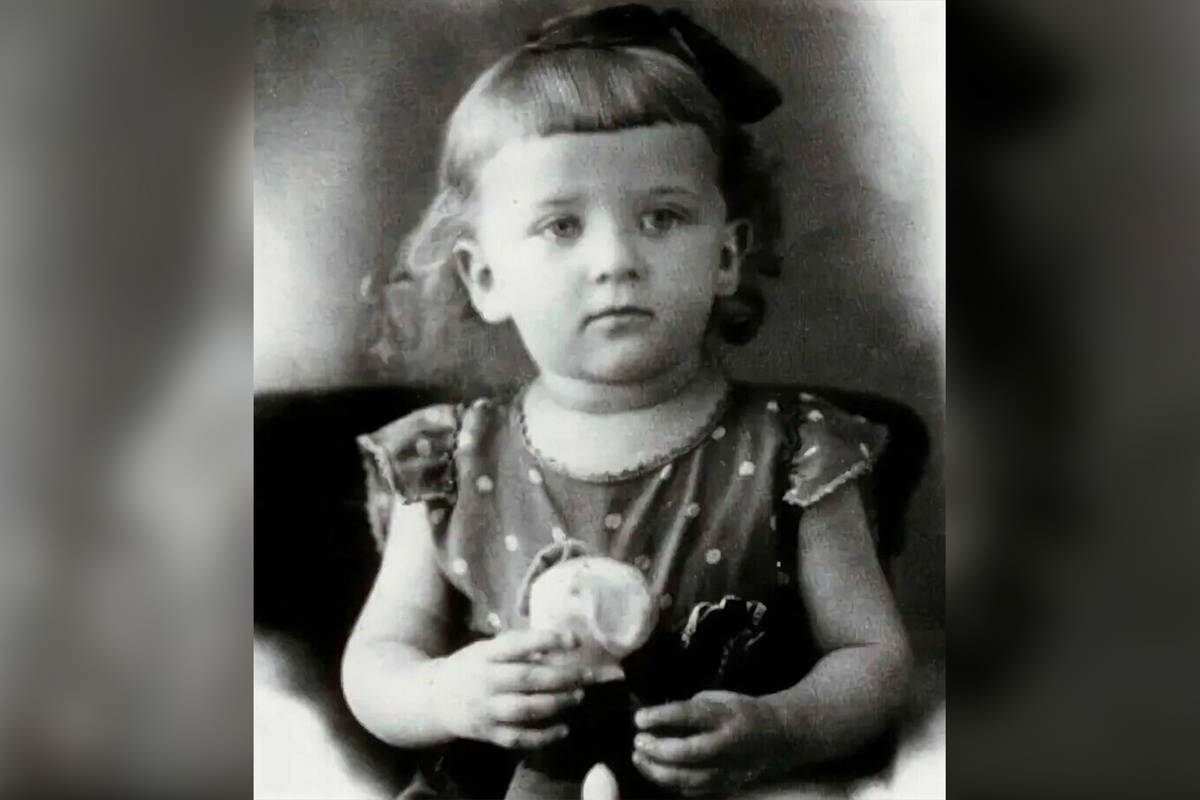 Алла Сурикова в детстве. Фото из открытых источников в интернете.