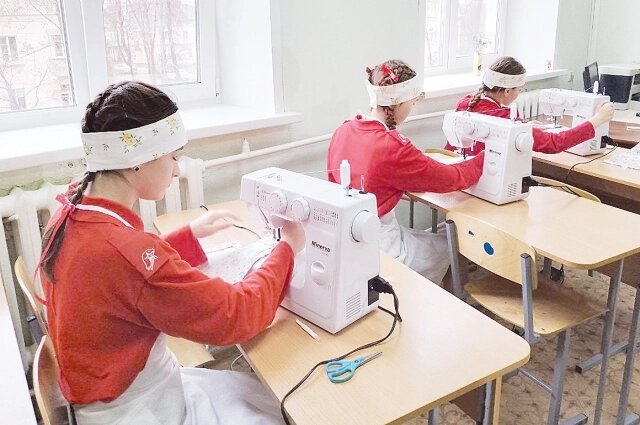    Навыки швеи ученицам обязательно пригодятся в жизни. Фото: АиФ/ Игорь Польских